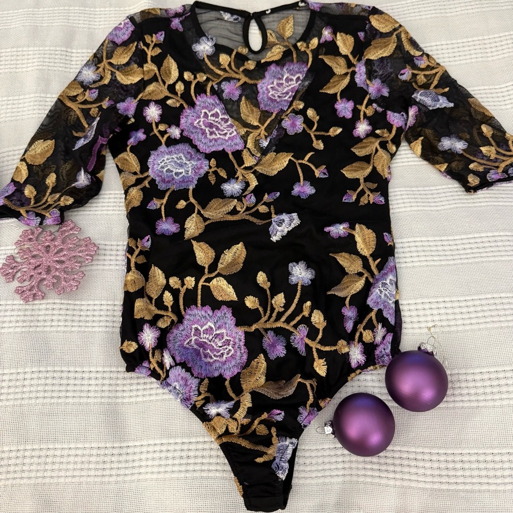 30% OFF at CHECKOUT Floral Embroidered Bodysuit, size S/M